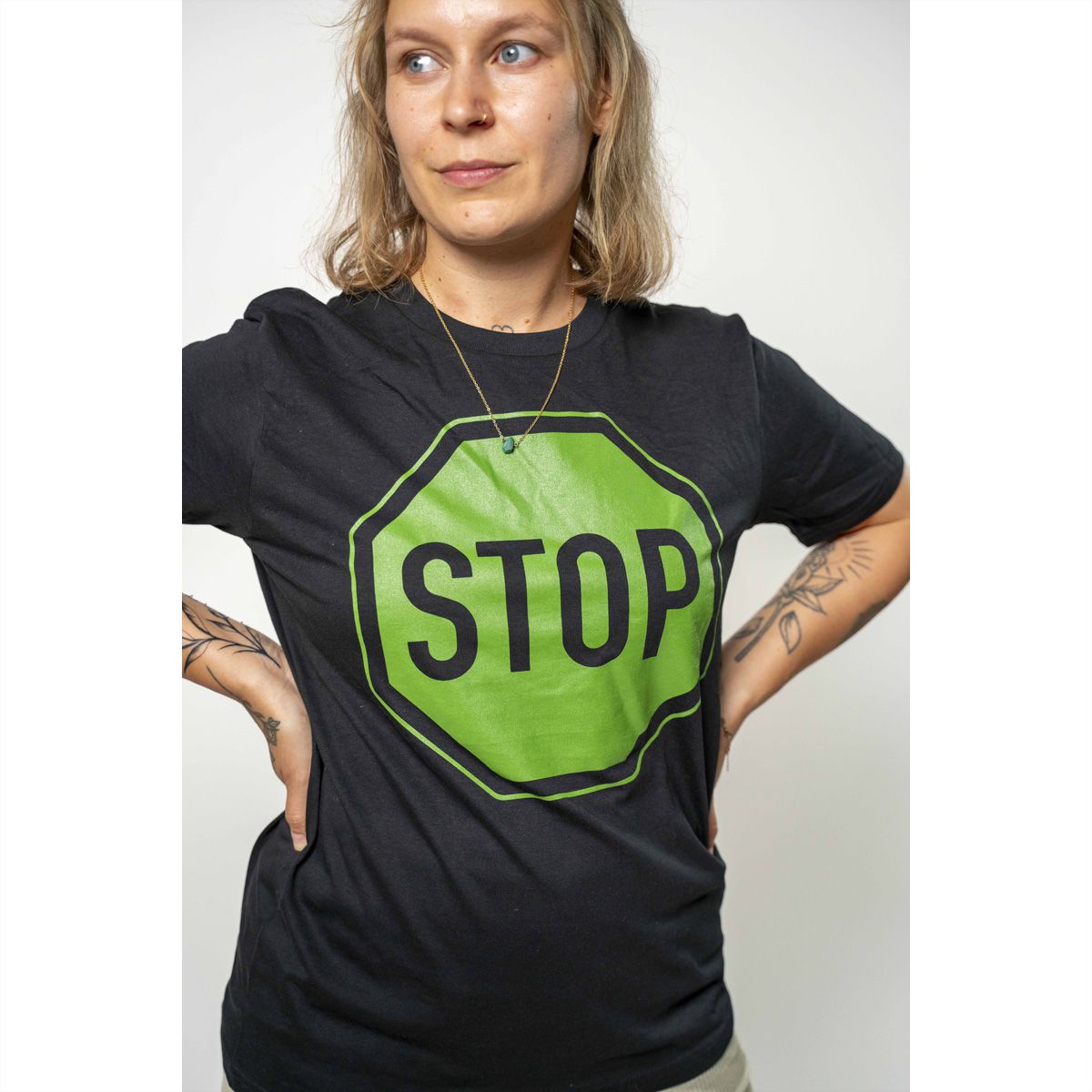 Kurz auf Stop Shirt schwarz (Unisex), XS